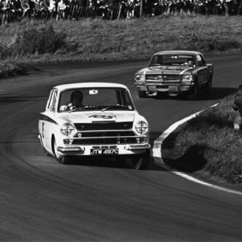 Jim devant la Mustang de Jack Brabham à Oulton Park 
Contribution Bob Holland/Facebook